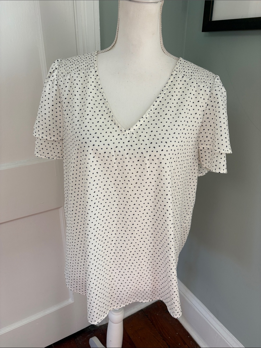 Pleione White V-Neck Short Sleeve Blouse Black Dot Flutter Sleeve Smocked Large